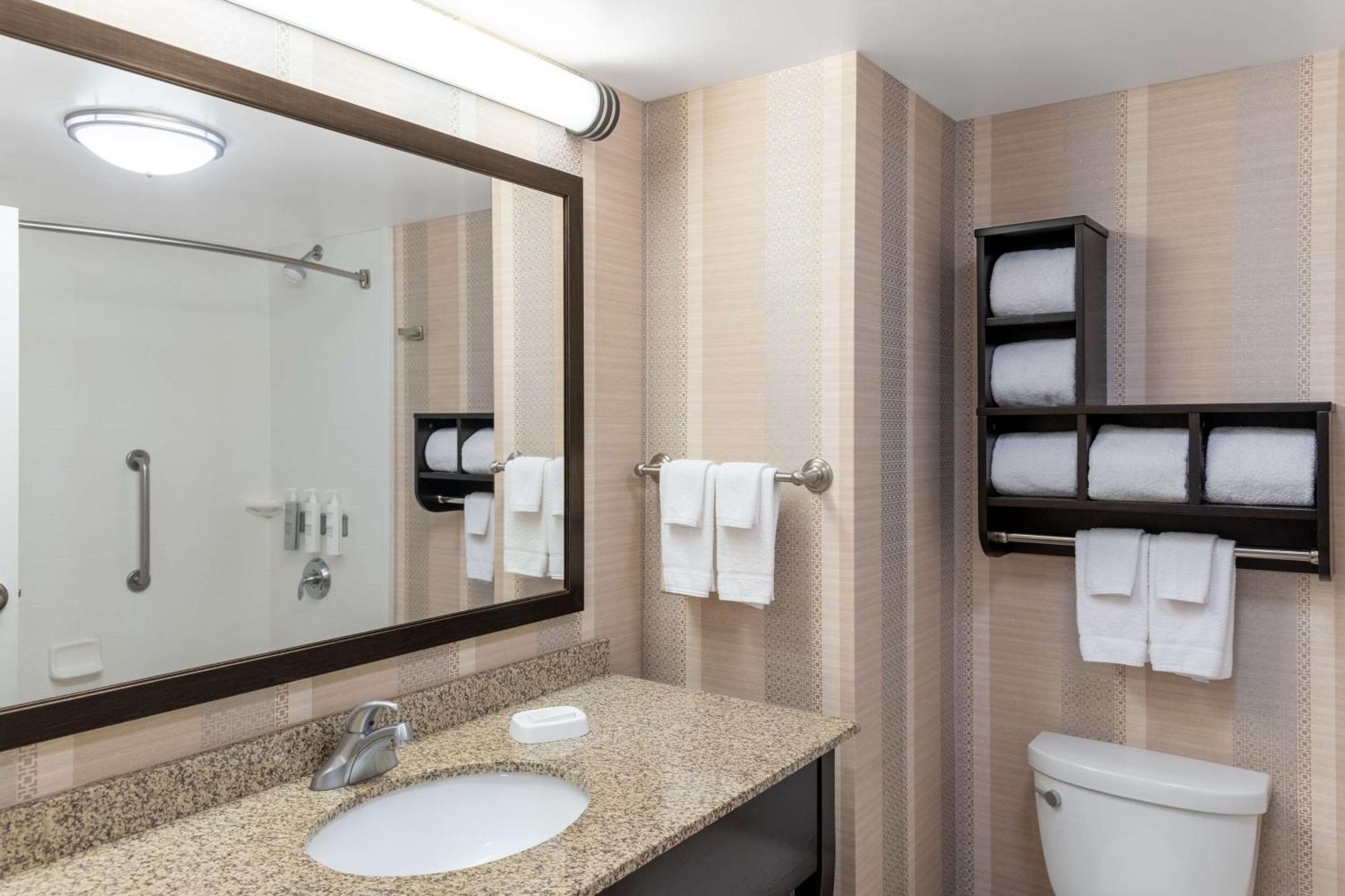 Hampton & Downtown Hotel Madison